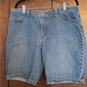 Riders by Lee midrise bermuda - size 18m